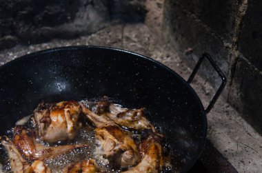 Sıcak kömürlerin üzerinde Tavşan eti kızartma.