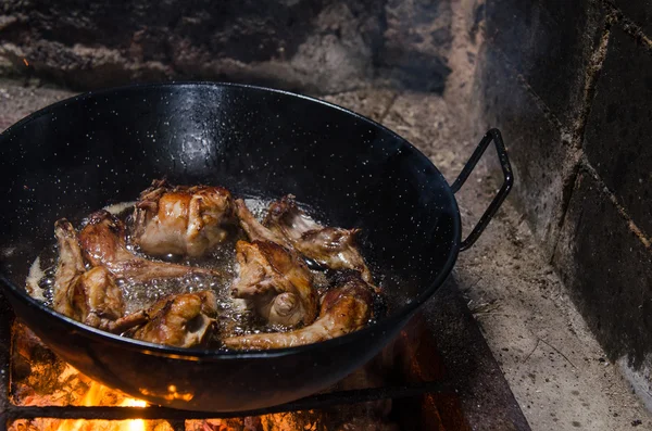 Fritar a carne de coelho em brasas quentes . — Fotografia de Stock