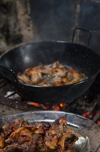 Fritar a carne de coelho em brasas quentes . — Fotografia de Stock
