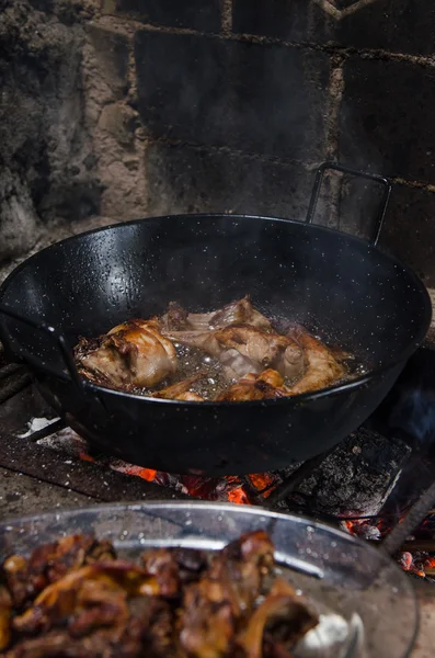 Faire frire de la viande de lapin sur des charbons chauds . — Photo