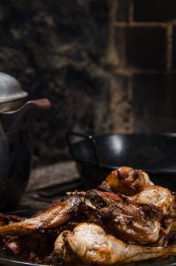 Sıcak kömürlerin üzerinde Tavşan eti kızartma.