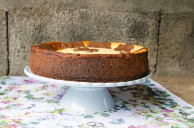 Peynirli kek çikolata ve vanilya ile.