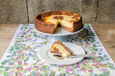 Peynirli kek çikolata ve vanilya ile.