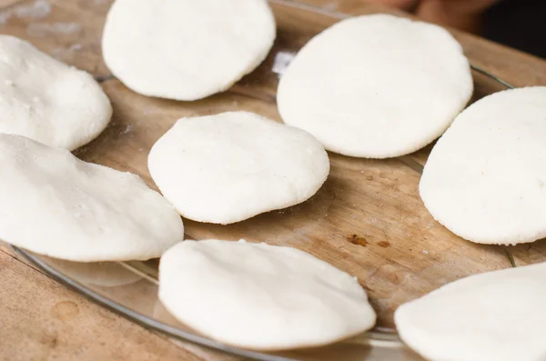 Tablett mit rohen Arepas. — Stockfoto