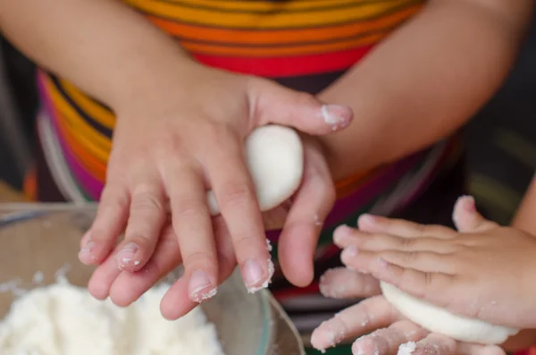 Haciendo arepas . — Foto de Stock