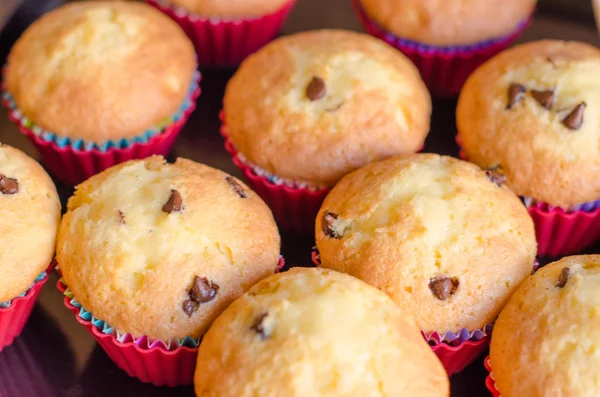 Çikolata parçaları ile cupcakes yapmak. — Stok fotoğraf