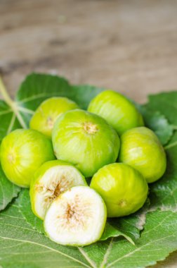 Olgun beyaz/yeşil incir.