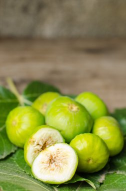 Olgun beyaz/yeşil incir.