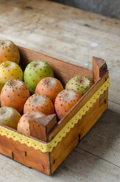 Bonita caja llena de peras espinosas . — Foto de Stock