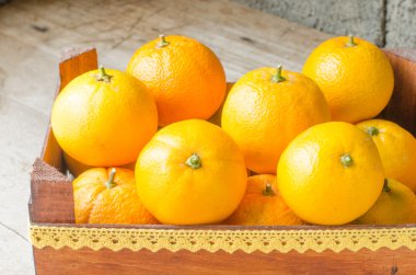 Ahşap kutusunda taze portakal.