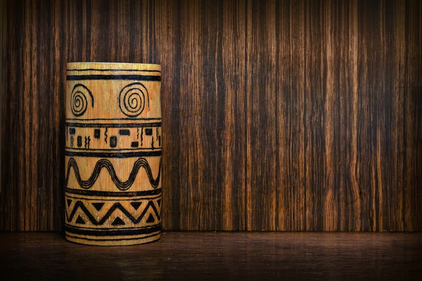 Деревянная ваза с узором — стоковое фото