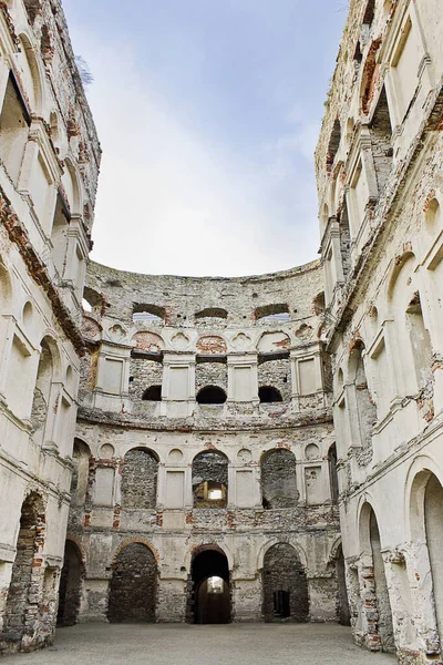 Ujazd, Polonya - 19 Ekim: 17. yüzyıl Krzytopor antik kalesi 19 Ekim 2019 Ujazd, Polonya