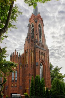 Gotik tarzında eski Katolik Kilisesi. Polonya ve Avrupa 'nın manzaraları