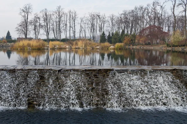 Damm med cascade — Stockfoto