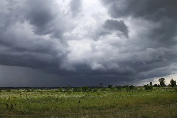 Paisaje ante una lluvia —  Fotos de Stock