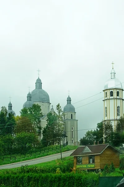 Igreja em um dia nebuloso — Fotografia de Stock