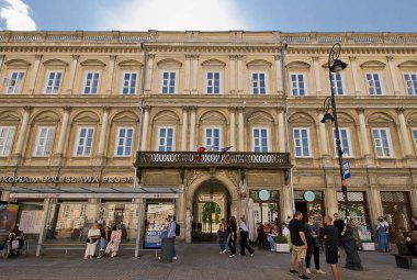 Varşova, Polonya - 24 Temmuz: Şehrin tarihi merkezinde eski bir ev 24 Temmuz 2022 Varşova, Polonya