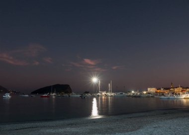 Gece kumsalı. Adiratik Denizde Gece. 