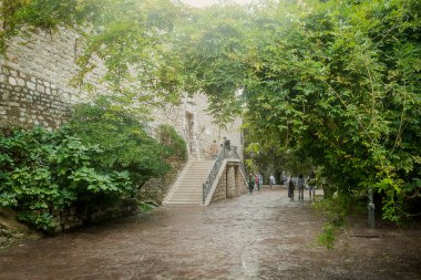 Budva, Karadağ - 3 Ekim - Karadağ 'ın Budva kentinde 3 Ekim 2024' te eski kent sokakları yağmurdan ıslandı