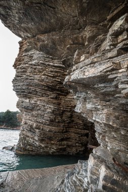 Adriyatik Denizi kıyısındaki uçurum. Yakın planda kayalar