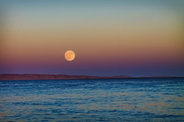 海の上の満月 — ストック写真
