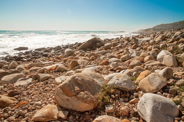 Una playa rocosa cerca de Ciudad del Cabo — Foto de Stock