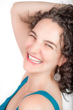 Genç kadın modeli ile beyaz bir arka plan üzerinde siyah saçlı, mavi Açık omuz elbise.