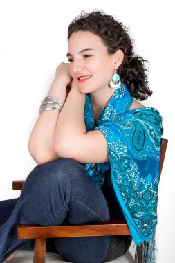 Genç model, Ortadoğu tasarım ve mavi şal aqua renkli küpeler onun orta yirmili.
