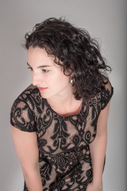 Siyah bir elbise onun orta yirmili genç modeli.