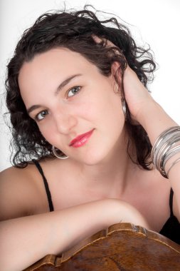 Onun orta yirmili bir sandalyede oturan genç modeli