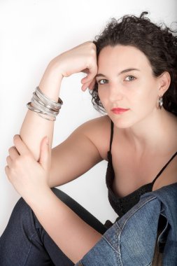 Youn kadın beyaz arka plan üzerinde