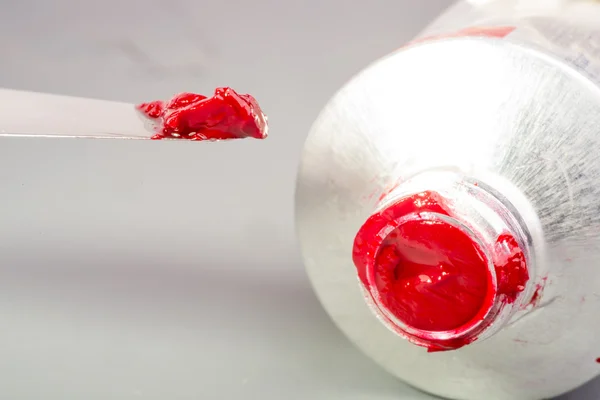 Vopsea cu ulei roșu din tub — Fotografie, imagine de stoc