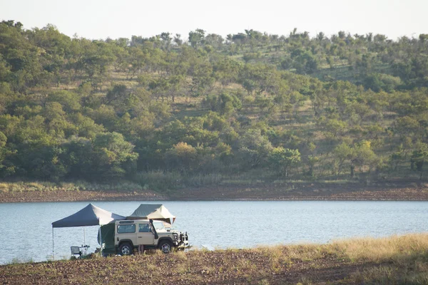 Acampar junto ao lago — Fotografia de Stock