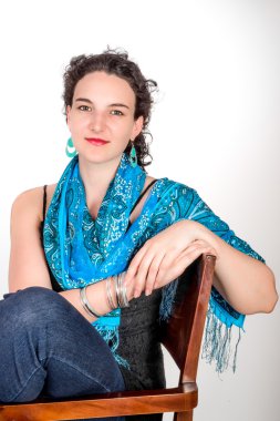 Mavi şal olan kadın