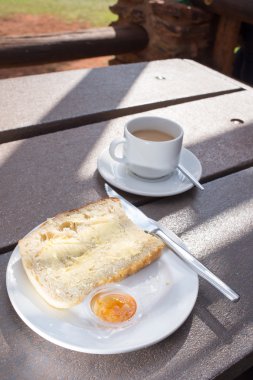 Taze ekmek ve marmilade