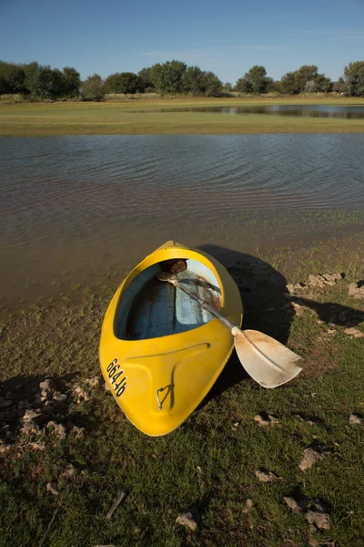 Kayak by water — Stock Photo, Image