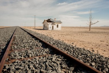 Tren yolu tarafından terk edilmiş evde