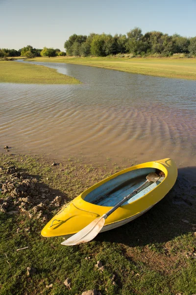 Kayak by water — Stock Photo, Image