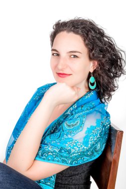 çene üzerinde el ile genç kadın.