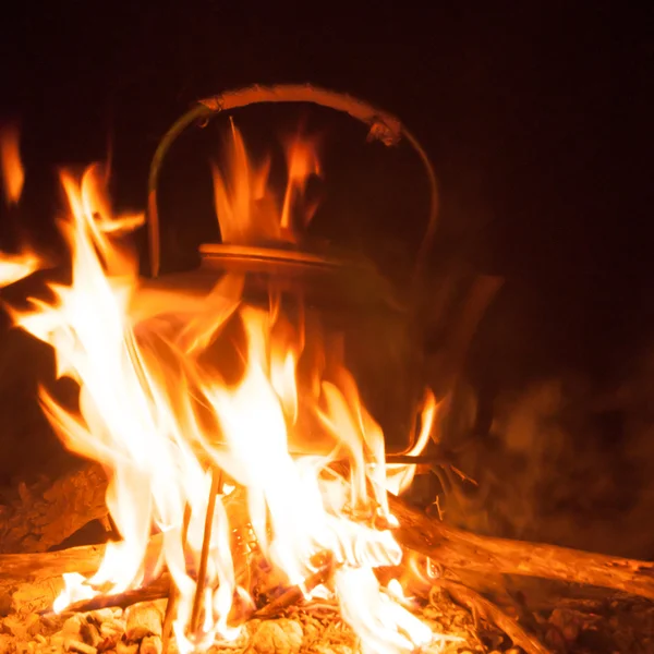 Hervidor de agua en el fuego — Foto de Stock