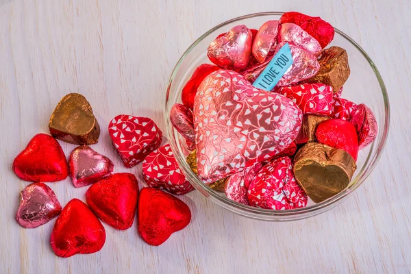 Corações de chocolate na tigela — Fotografia de Stock