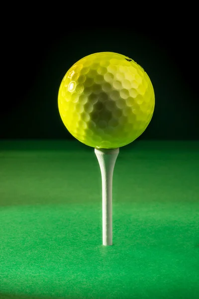 Bola de golfe em T — Fotografia de Stock