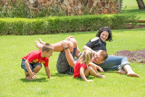 Familia jugando afuera —  Fotos de Stock