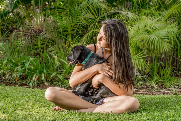 Adolescente chica con perrito —  Fotos de Stock