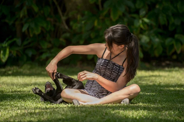 Adolescente chica con labrador cachorro — Foto de Stock