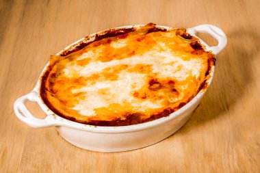 Lazanya fırından düz beyaz seramik tabak