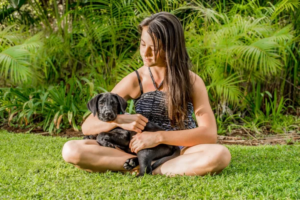 Adolescente chica con negro Labrador cachorro —  Fotos de Stock