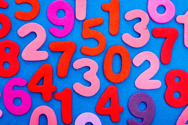 Varietà di numeri in rosso e rosa su blu — Foto Stock