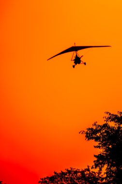 Gün batımında Microlite uçak