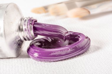 Kobalt Violet ton yağlı boya tüpünden sıkılmış